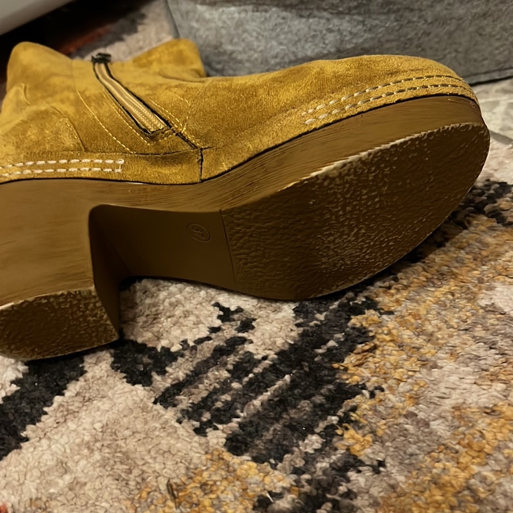 Suede - Picture 4 of 4